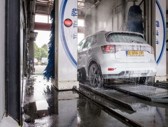 Auto wassen bij Tjeerdsma in Nieuw-Weerdinge