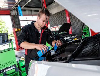 Koelvloeistof controleren en het oliepeil controleren?