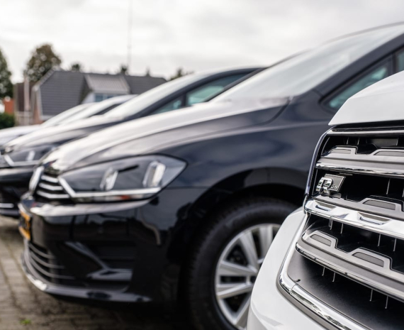 De buitenkant wassen en poetsen